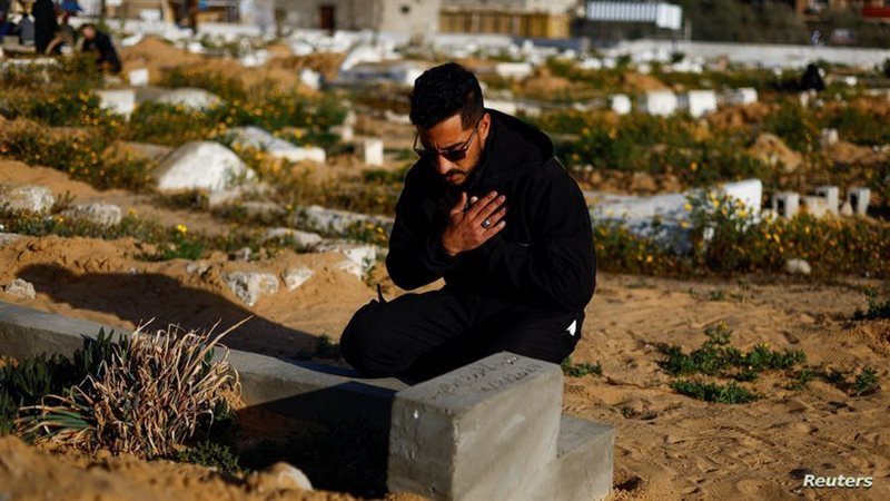 فلسطيني يستمع لرسالة