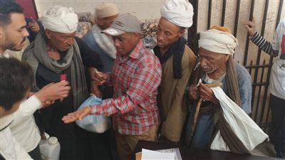 توزيع 250 شنطة على أهالي نجع حمادي بـ 100 جنيه (صور)