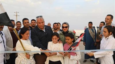 محافظ الوادي الجديد يشهد حصاد محصول الكمون ويُدشن مشروعا زراعيا جنوب باريس