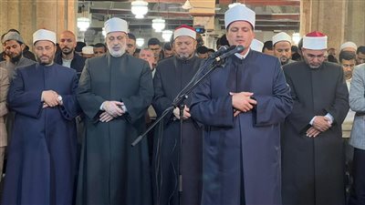خاشعين لله وقلوبهم مطمئنة، آلاف المصلين يؤدون العشاء والتراويح بالجامع الأزهر (صور) 