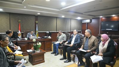 محافظ الغربية يناقش الموقف التنفيذي لمشروعات المحلة وكفر الزيات وقطور والسنطة 