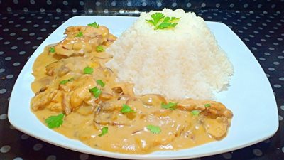 طريقة عمل بيكاتا اللحم بالمشروم والكريمة، أكلة شهية على الإفطار 