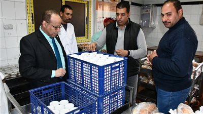 نائب رئيس جامعة القناة يشرف على إعداد وجبات الإفطار والسحور لطلاب المدن الجامعية (صور) 