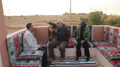 محافظ الوادي الجديد يتفقد ممشى المجلس العربي خلال زيارته لمركز باريس