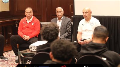  حسام حسن يعقد أول جلسة مع اللاعبين في معسكر منتخب مصر (صور)