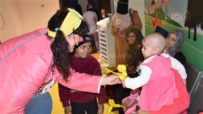 سائحة بلجيكية تدعم أطفال مرضى السرطان بأورام الأقصر (صور)