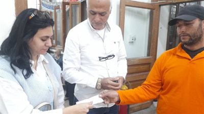 عامل نظافة يعثر على شيك بـ 75 ألف جنيه ويرده لأصحابه في الإسكندرية 