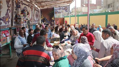 تعليم بني سويف تنظم معرض سلع غذائية بأسعار مخفضة بمدرسة الزخرفية