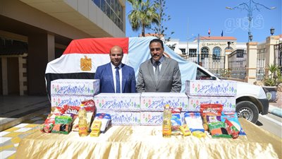 محافظ مطروح يستقبل قافلة هدايا المواد الغذائية اليوم (صور)