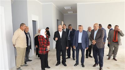 محافظ القاهرة يتفقد مصنعا للملابس الجاهزة بالأسمرات