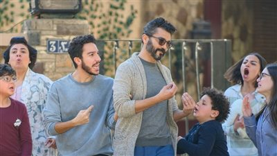 «إمبراطورية ميم» يتسبب في توتر علاقة خالد النبوي مع ابنه نور (فيديو) 