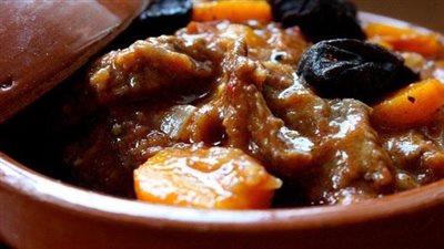 طريقة عمل طاجن اللحم بالقراصيا والمشمية من الشيف فيفيان (فيديو)