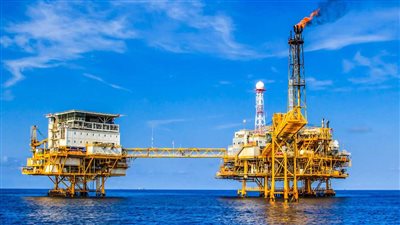 بعد ارتفاع المخزون الأمريكي، أسعار البترول تواصل الانخفاض عالميًا