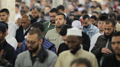 الجامع الأزهر يتلألأ بتلاوة القرآن وحضور آلاف المصلين في صلاة التراويح (صور)