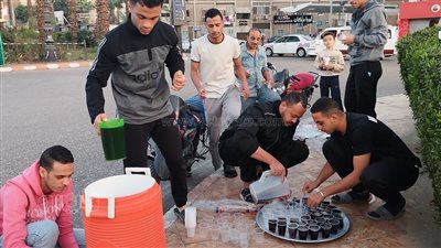 شاهد لحظة توزيع العصائر والتمور لإفطار ركاب قطار الصعيد بقنا