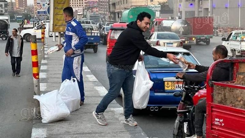 شباب يوزعون وجبات