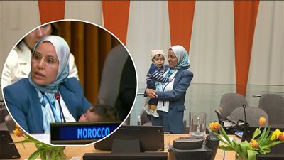 نائم في حضنها ولم يوقظه التصفيق، برلمانية مغربية تلقي كلمة بالأمم المتحدة وهي تحمل رضيعها (فيديو) 