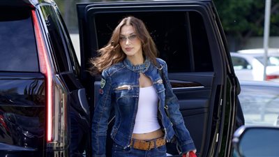 بيلا حديد تتجول بكامل أناقتها في شوارع لوس أنجلوس (صور) 