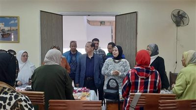 رئيسة حي الجمرك بالإسكندرية تفتتح معرض الأسر المنتجة 