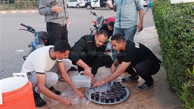 إفطار صائم في قنا، شباب يوزعون التمور والعصائر على المارة وركاب قطار الصعيد (فيديو)