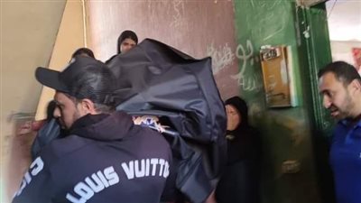 ننشر أول صور للحظة نقل جثمان الطفل المقتول على يد والده ببورسعيد (صور) 