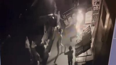 شاهد لحظة إشعال 5 شباب النار في صديقهم بسبب مشادة كلامية بالغربية