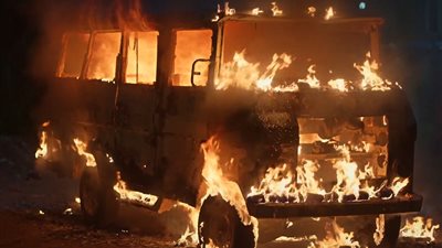 سيارتان مختلفتان، خطأ من صناع مسلسل بـ 100 راجل في الحلقة 5