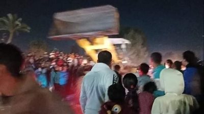 لحظة انتشال جثة سائق وإنقاذ طفلين وسيدة في انقلاب سيارة بترعة جمصة بالدقهلية (صور)