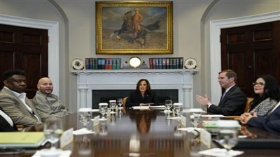 هاريس تغازل الناخبين الشباب بـ