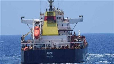 البحرية الهندية تعترض طريق سفينة مخطوفة وتطالب القراصنة بالاستسلام 