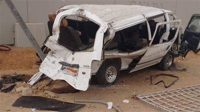 إصابة 11 شخصا في تصادم ميكروباص بالرصيف على طريق السويس