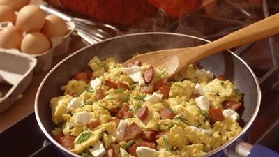 طريقة عمل البيض بالسجق، أكلة شهية على السحور