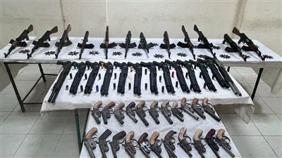 ضبط 60 قطعة سلاح ناري و25 قضية مخدرات في أسيوط وأسوان ودمياط 