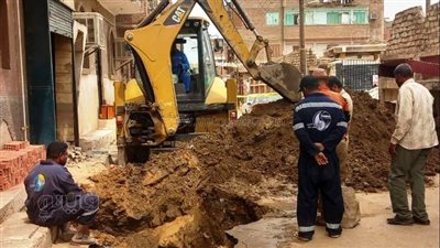 محافظ أسوان يتابع جهود إصلاح خط طرد محطة صرف صحى رضاوي عقب تعرضه للكسر (صور)