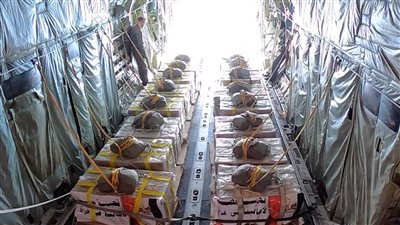 مصر تكثف أعمال الإسقاط الجوي اليومي للمساعدات الإنسانية والإغاثية على شمال قطاع غزة