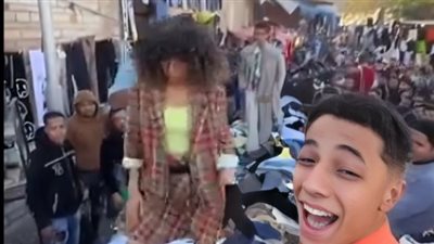 على طريقة هوليوود، بائع يقدم أول عرض أزياء للملابس المستعملة في سوق الجمعة (فيديو)