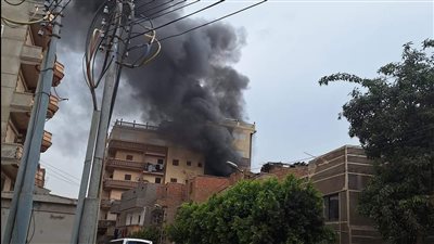 محاولة السيطرة على حريق بمخزن مراتب أسفنج بالدقهلية (صور)