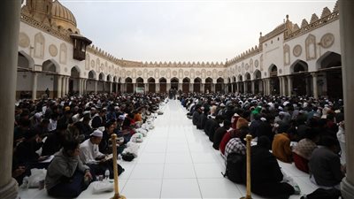لليوم السادس على التوالي، الجامع الأزهر يواصل تنظيمه للإفطار الجماعي للوافدين (صور)