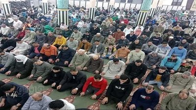 الآلاف يؤدون صلاة التراويح في الليلة السابعة من ليالي رمضان بالشرقية (صور)