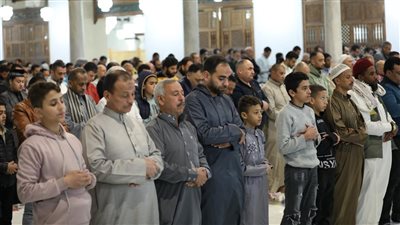  تغشاهم الرحمة وتملأهم السكينة، آلاف المصلين يؤدون التراويح بالجامع الأزهر (صور)
