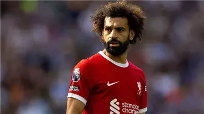 بطريقة مهينة، مشجع يستفز محمد صلاح بعد الخروج الحزين أمام مان يونايتد (فيديو)