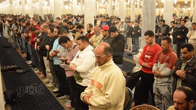 روحانيات المسجد العتيق، الآلاف يؤدون صلاة العشاء والتراويح في جامع عمرو بن العاص (صور)
