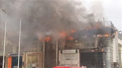 لحظة اندلاع حريق هائل في مول تجاري بالتجمع الخامس (فيديو)