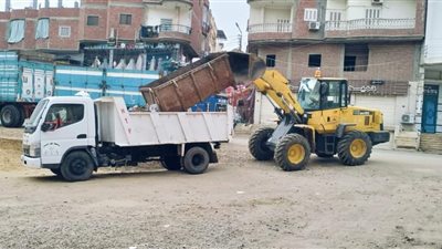  إزالة تراكمات القمامة من شوارع مركزي بيلا وبلطيم بكفر الشيخ