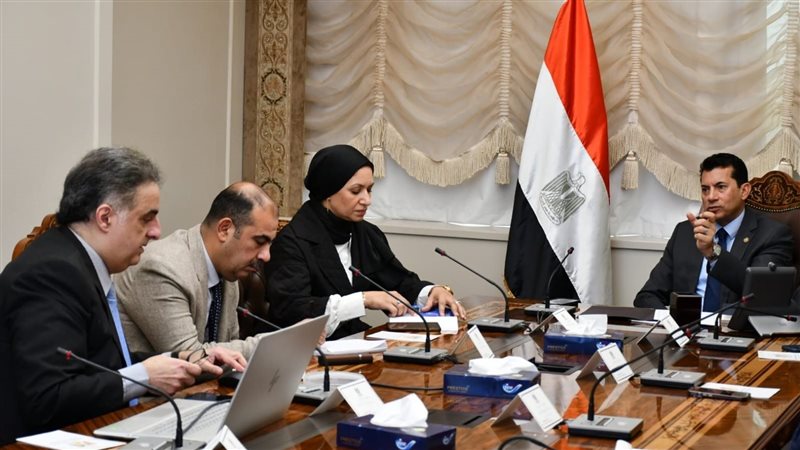 وزير الرياضة يبحث