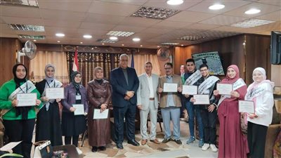 مدير تعليم دمياط يكرم الطلاب الحاصلين على المركز الأول في مسابقة أوائل الطلبة 
