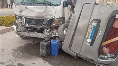 أول صور لموقع حادث تصادم أتوبيس مدرسة وسيارة سوزوكي على طريق العاصمة الإدارية