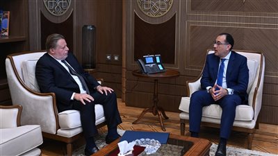 الحكومة: القطاع المصرفي ومكاتب الصرافة تشهد إقبالًا من حائزي الدولار لاستبداله بالجنيه 