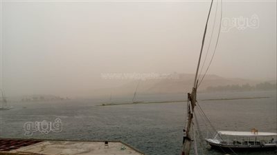 محافظ أسوان يتابع تداعيات العاصفة الترابية، وغلق حركة الملاحة الجوية والنهرية