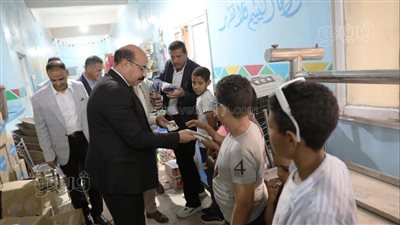 نفحات رمضانية، محافظ أسوان يوزع الحلوى والشيكولاته على الأطفال الأيتام(صور)